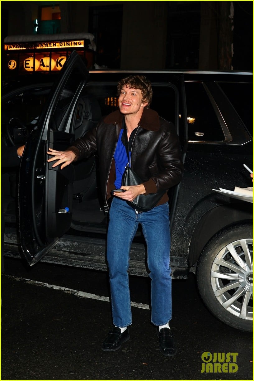 connor storrie all smiles while arriving for saturday night live cast dinner 095285862