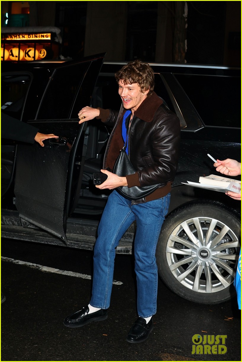 connor storrie all smiles while arriving for saturday night live cast dinner 205285873