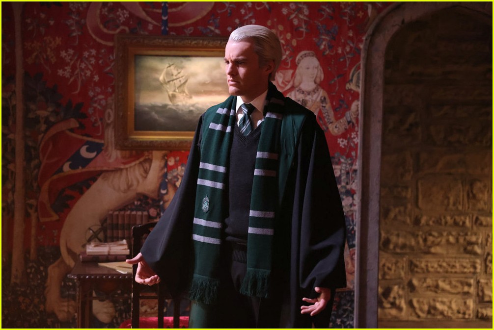 daniel radcliffe reacts to snl harry potter heated rivalry skit 015281742