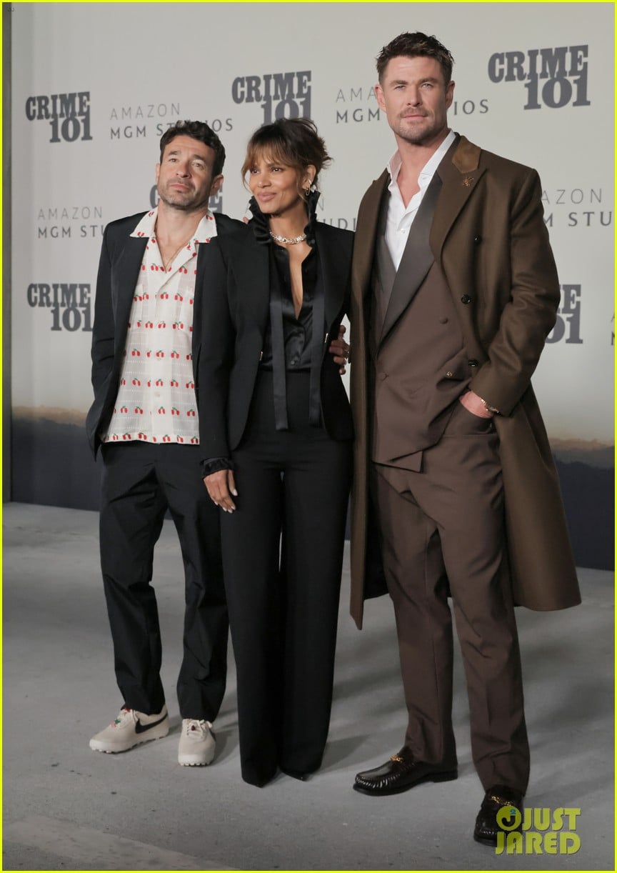 chris hemsworth gets support from brother liam and parents at crime 101 la premiere 015279612