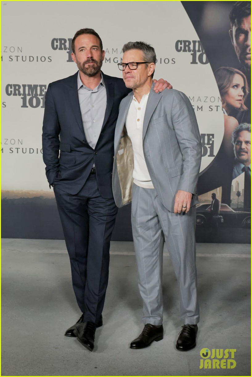 chris hemsworth gets support from brother liam and parents at crime 101 la premiere 025279613