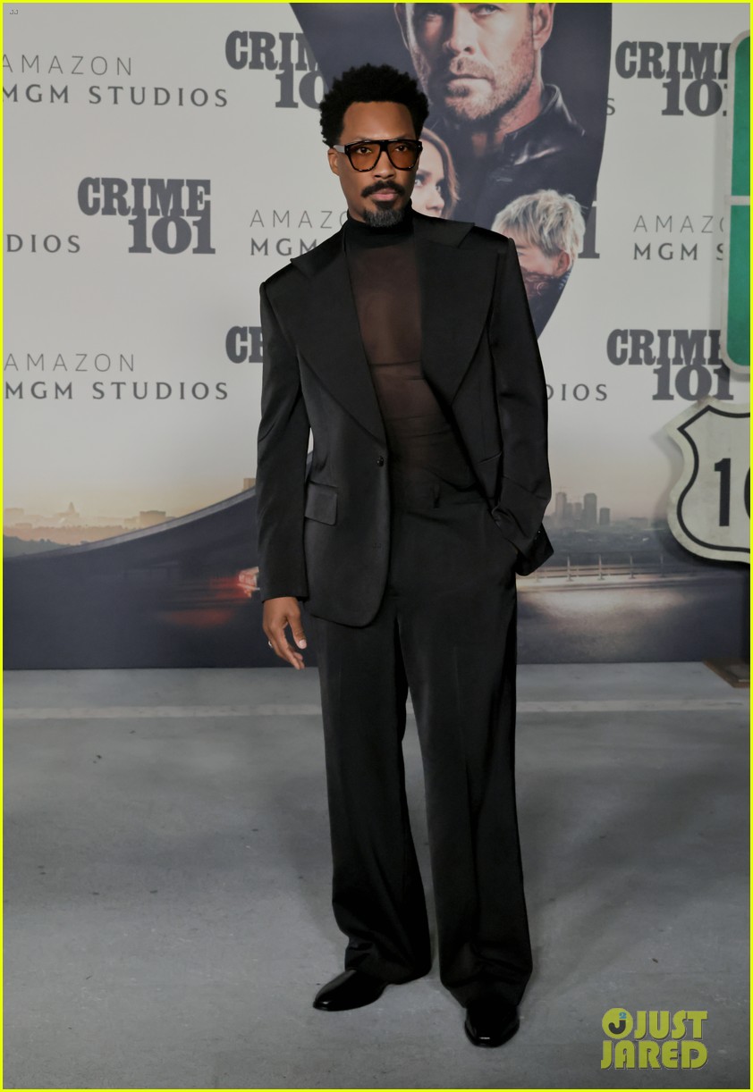 chris hemsworth gets support from brother liam and parents at crime 101 la premiere 045279615