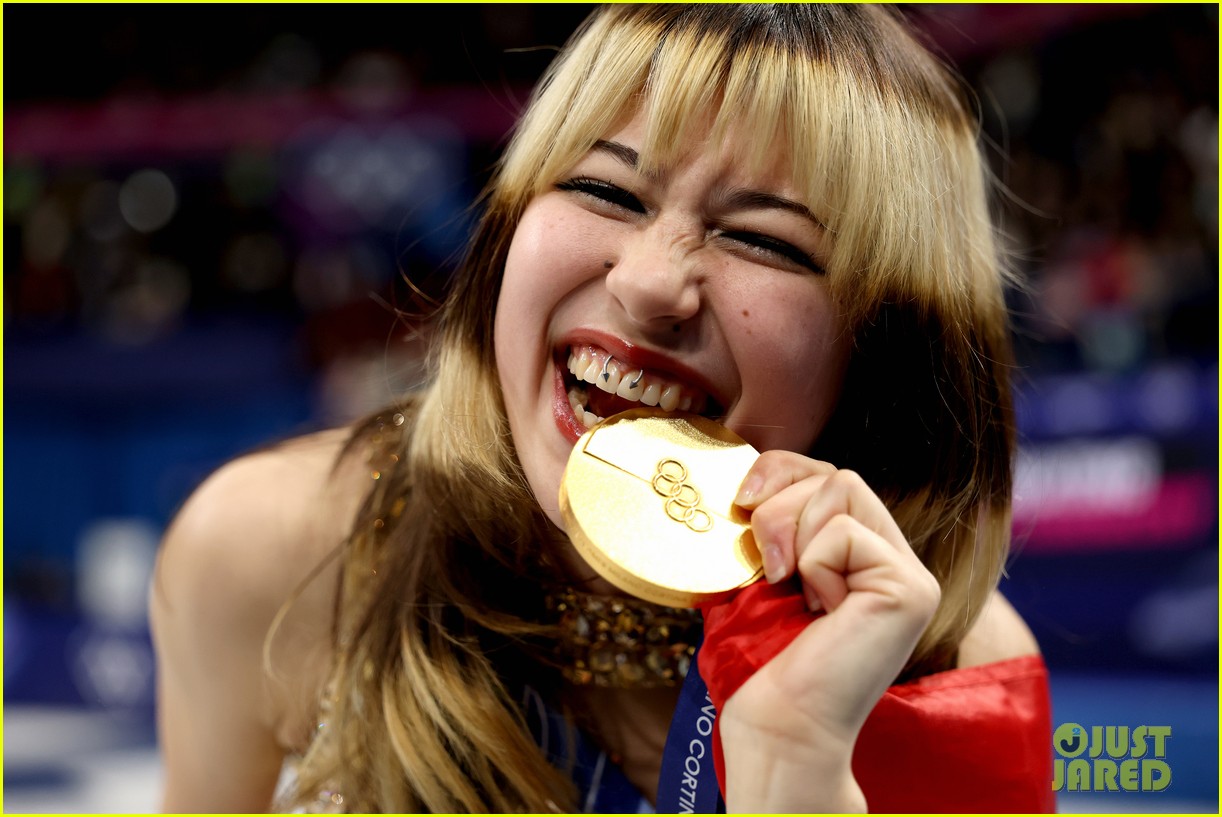 whats on alysa liu teeth 025283403