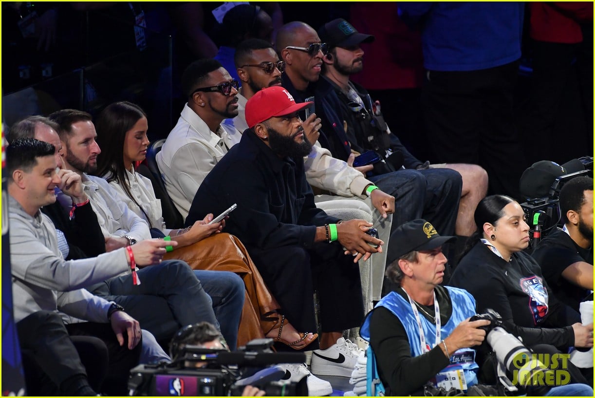 barack michelle obama join many celebs courtside at nba all star game 025282000