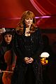 reba mcentire in memoriam tribute at grammys 03