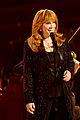reba mcentire in memoriam tribute at grammys 05