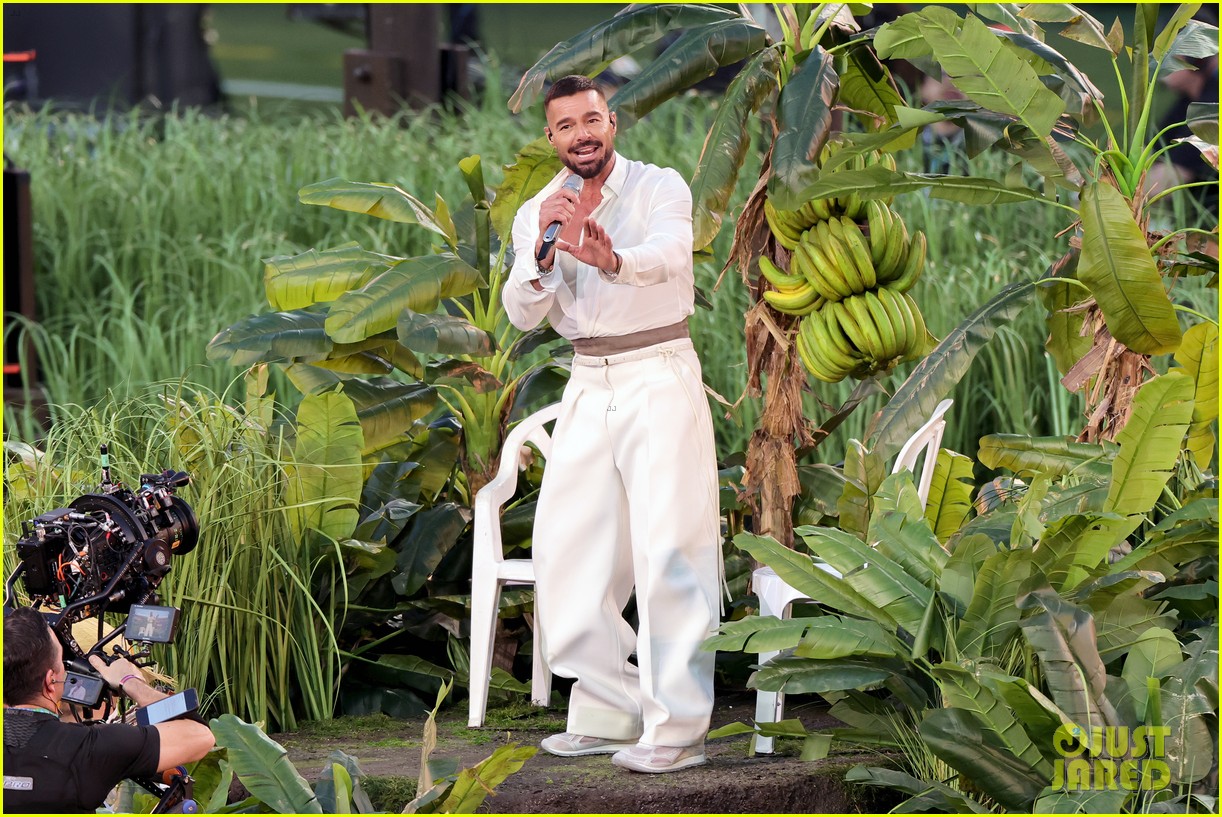 Ricky Martin Sings 'Lo Que Le Pasó a Hawaii' During Bad Bunny Super ...