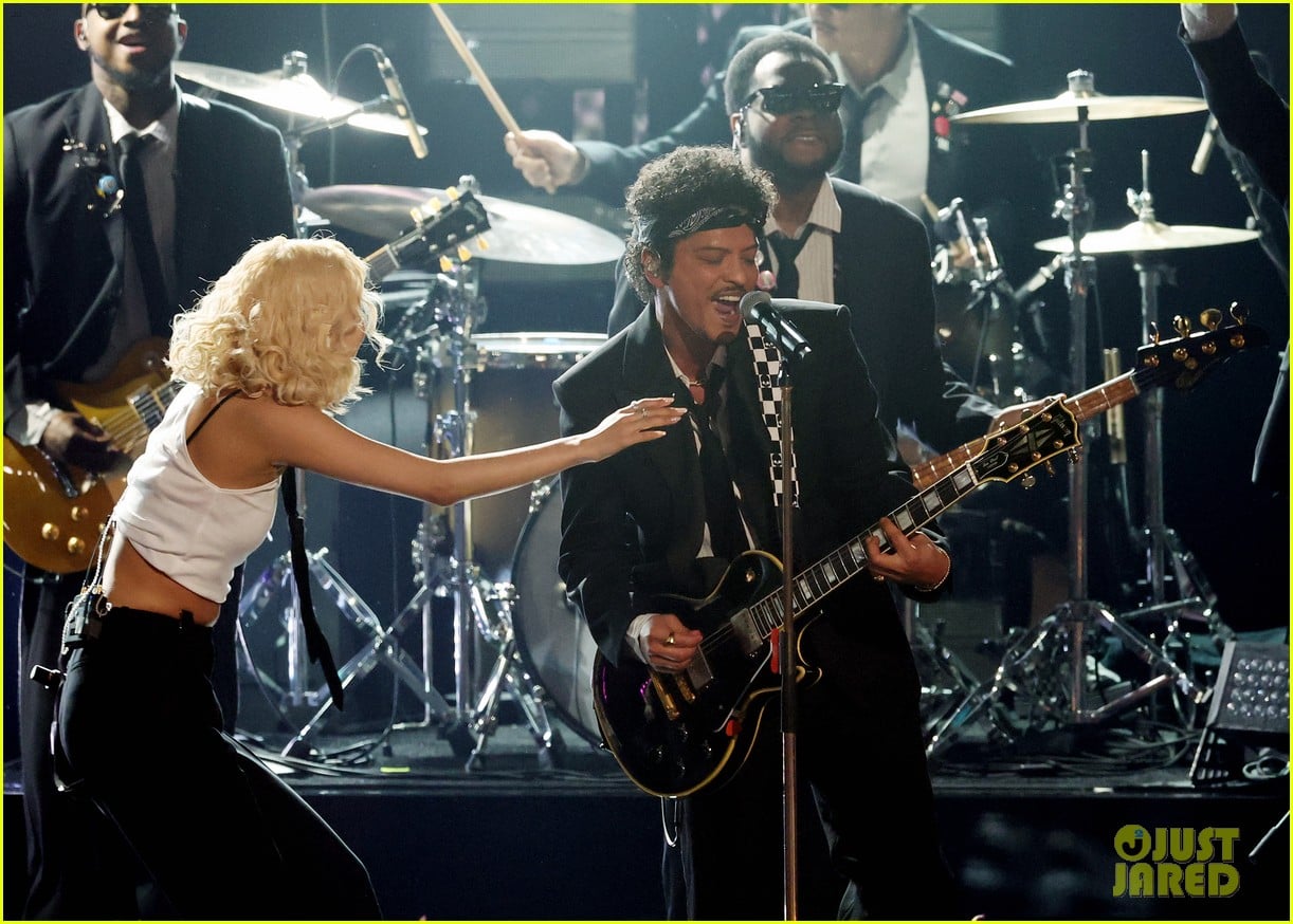 Rosé & Bruno Mars Open Grammys 2026 With 'APT.' Performance: Photo