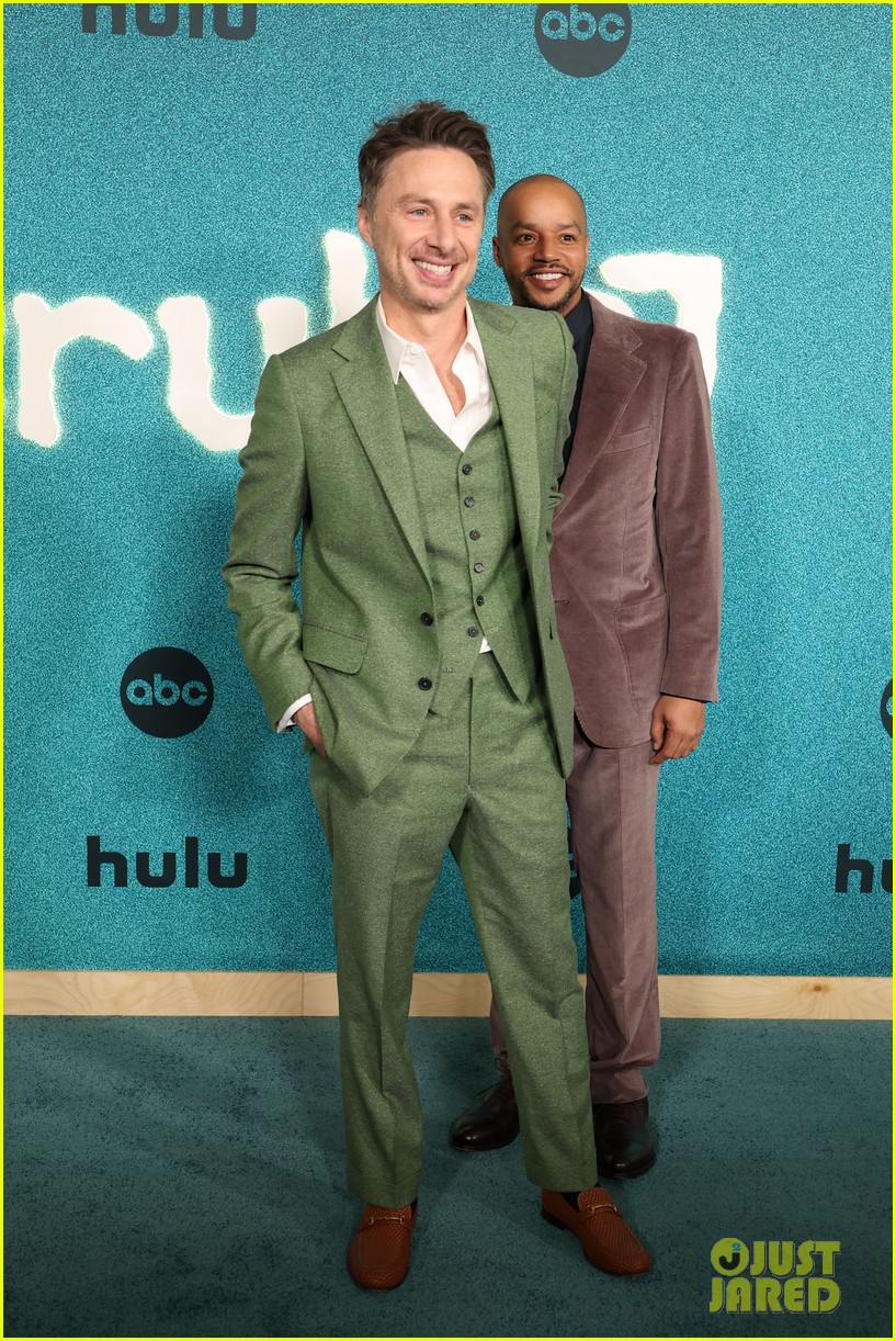 scrubs reboot red carpet premiere 025285113