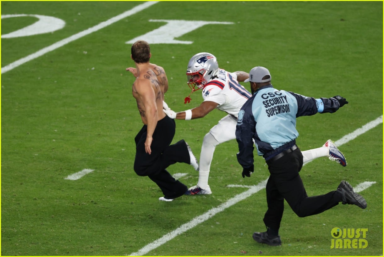 Patriots' Kyle Williams Takes Down Super Bowl Streaker - See Photos!: Photo  5278621 | 2026 Super Bowl, Kyle Williams, Super Bowl Photos | Just Jared:  Entertainment News
