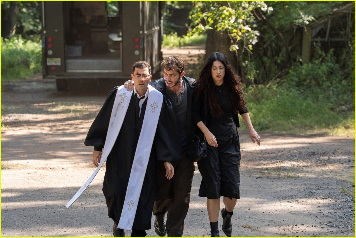 Big Mistakes' Trailer: Dan Levy & Taylor Ortega Get Into Trouble Over a  Stolen Necklace In Netflix Series - Watch!: Photo 5294976 | Abby Quinn,  Boran Kuzum, Dan Levy, Darren Goldstein, Elizabeth