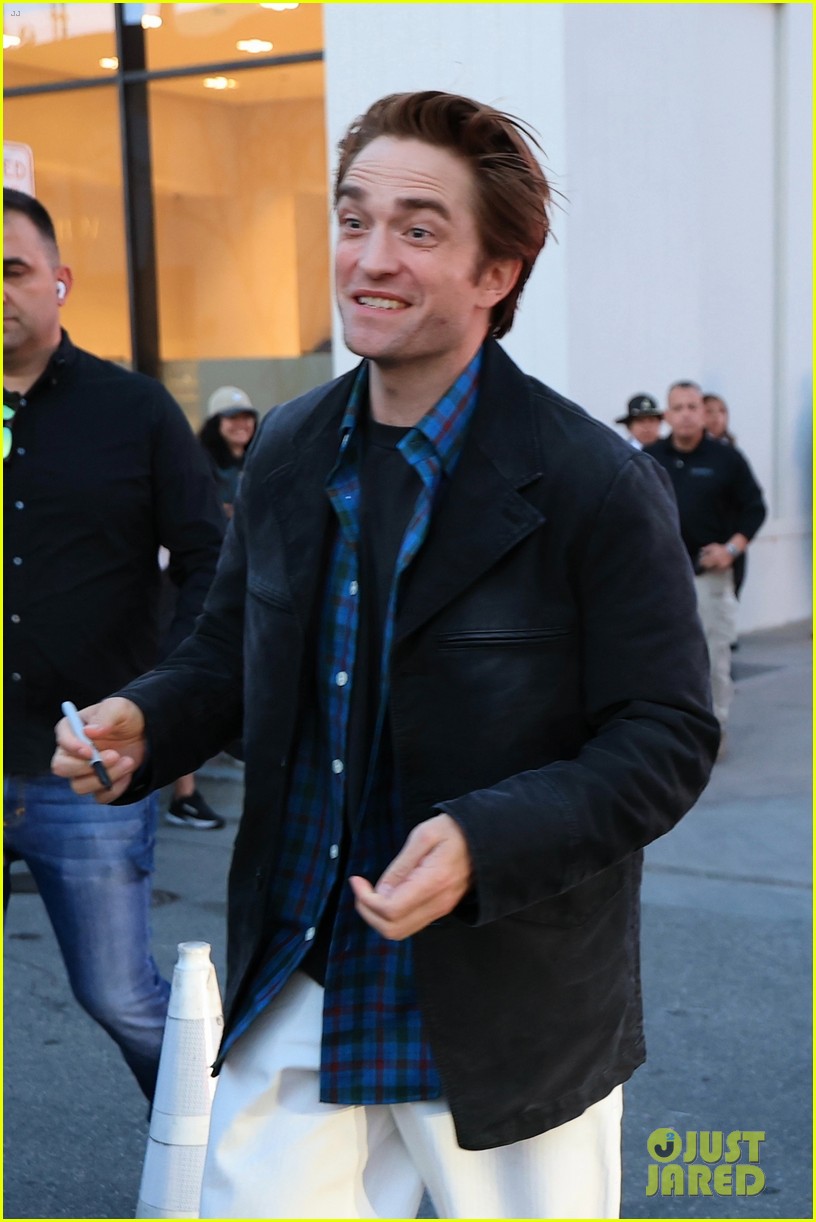 Zendaya & Robert Pattinson Greet Fans While Arriving for Special ...