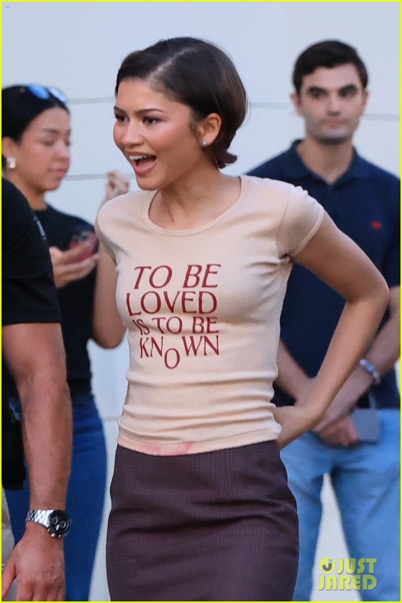 Zendaya & Robert Pattinson Greet Fans While Arriving for Special ...