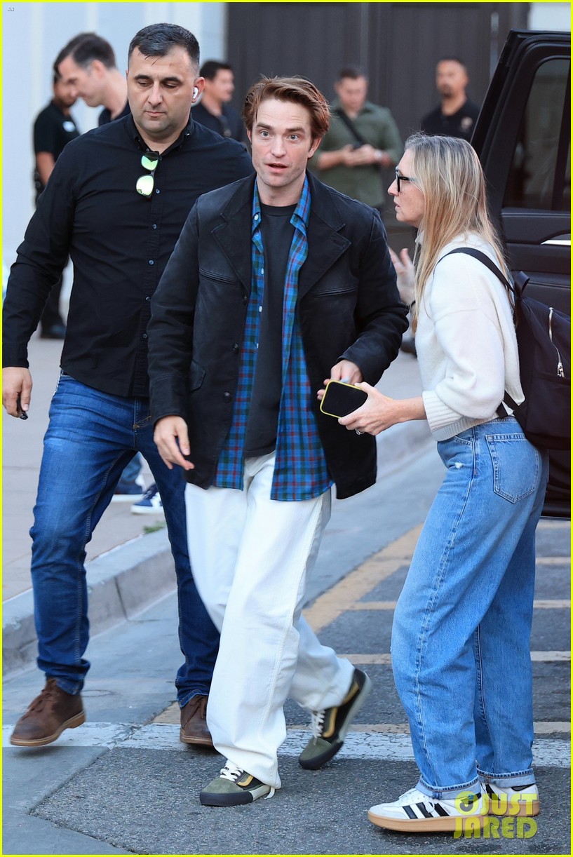 Zendaya & Robert Pattinson Greet Fans While Arriving for Special ...