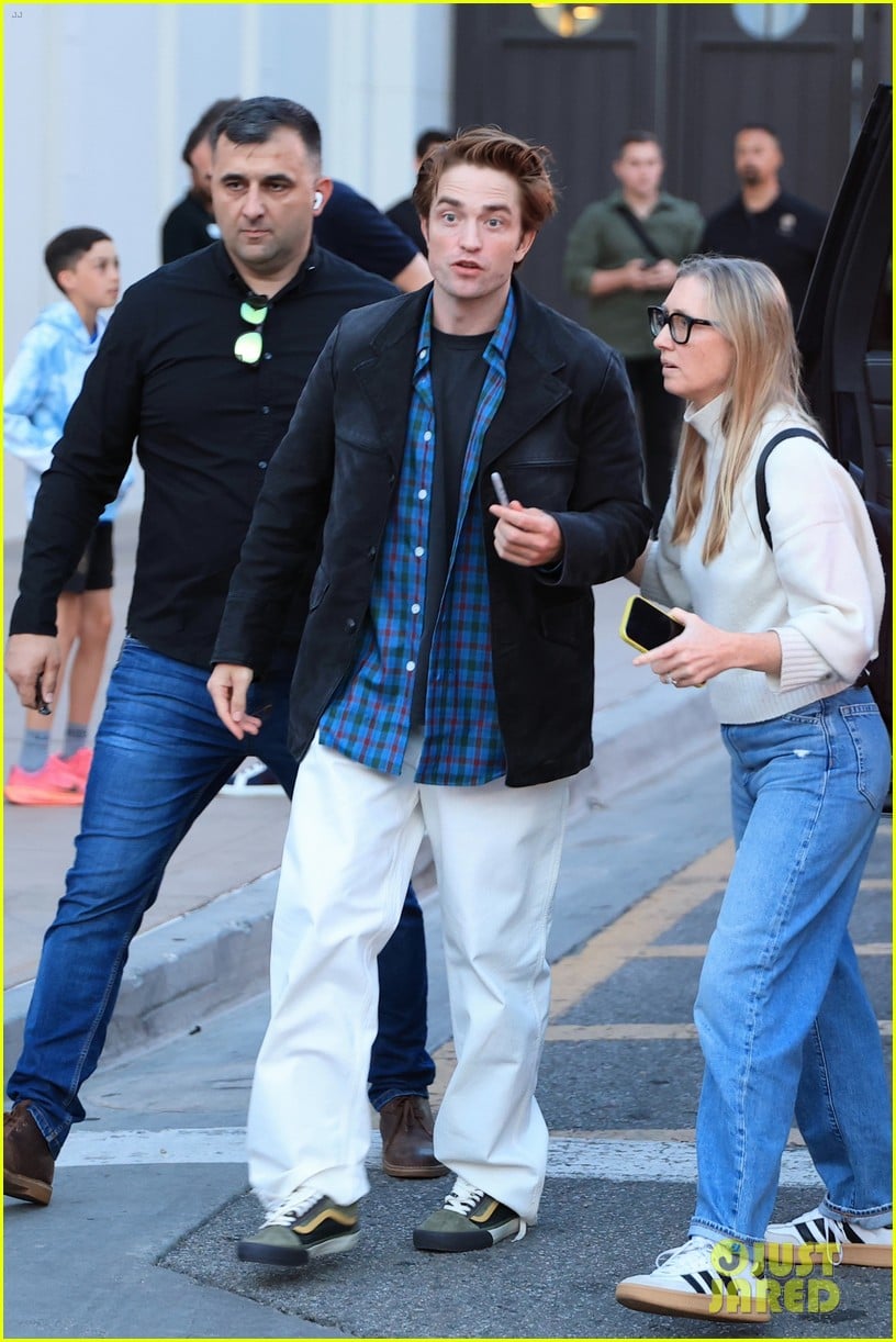 Zendaya & Robert Pattinson Greet Fans While Arriving for Special ...