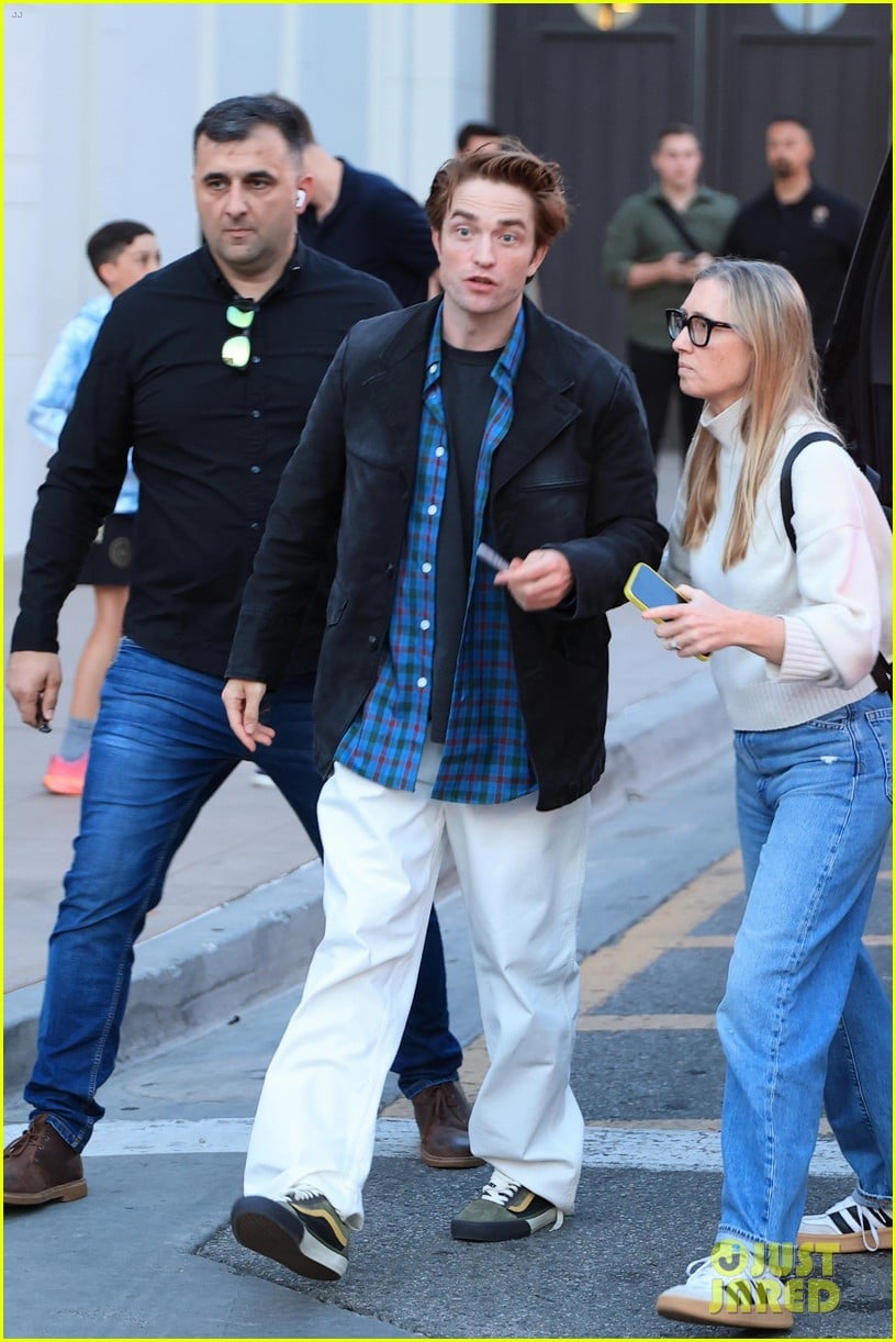 Zendaya & Robert Pattinson Greet Fans While Arriving for Special ...