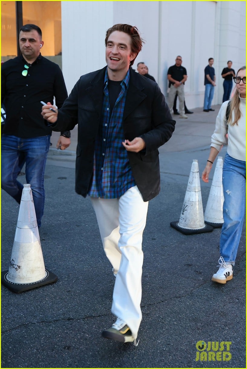 Zendaya & Robert Pattinson Greet Fans While Arriving for Special ...