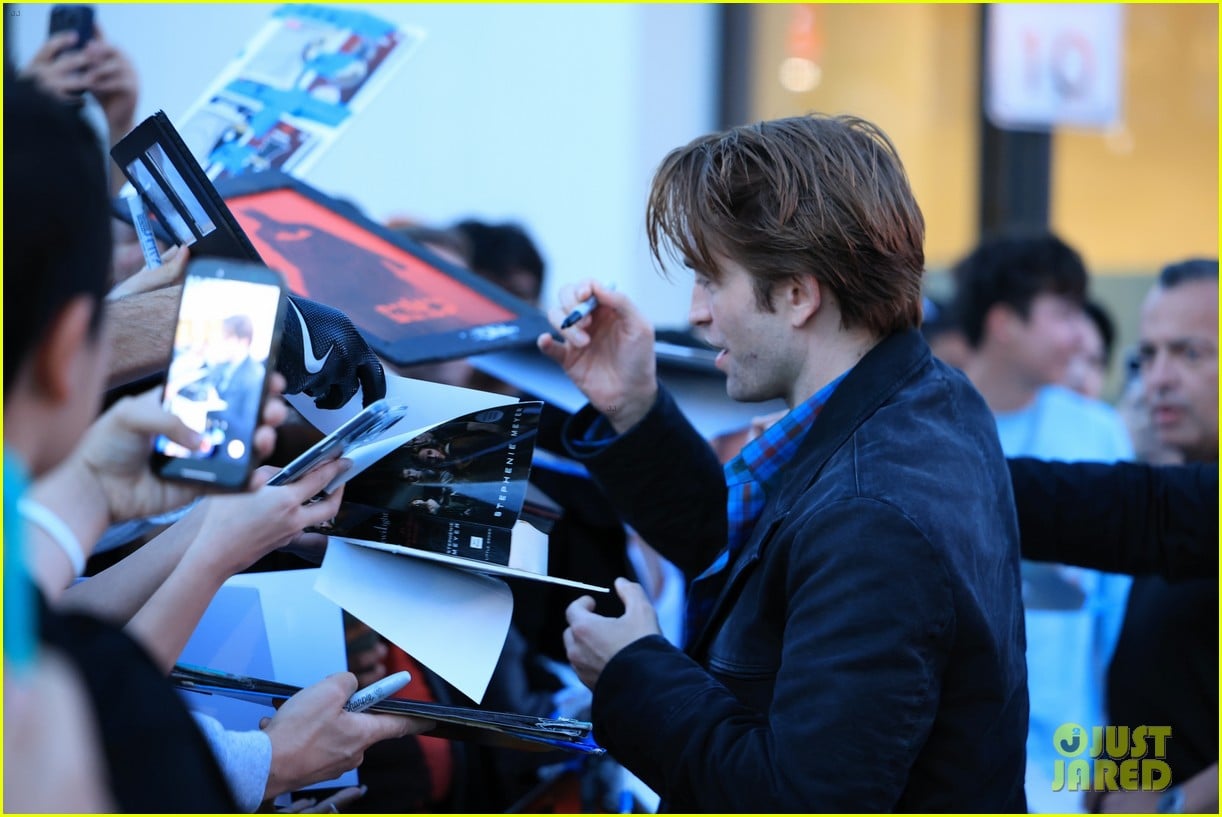 Zendaya & Robert Pattinson Greet Fans While Arriving for Special ...