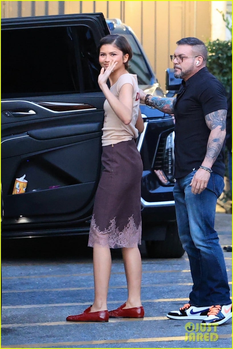 Zendaya & Robert Pattinson Greet Fans While Arriving for Special ...