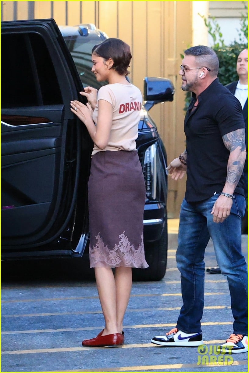 Zendaya & Robert Pattinson Greet Fans While Arriving for Special ...