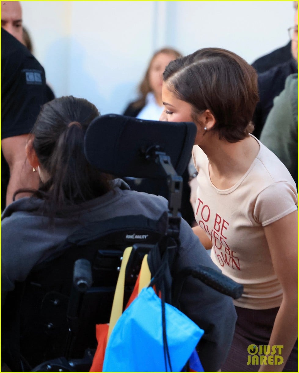 Zendaya & Robert Pattinson Greet Fans While Arriving for Special ...