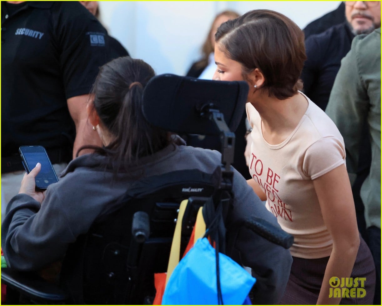 Zendaya & Robert Pattinson Greet Fans While Arriving for Special ...