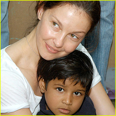 Ashley Judd Serves in India