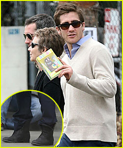 Jake Gyllenhaal Shows Off His Easter Bunny