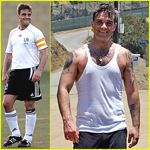Robbie Williams' Sweaty Soccer Match