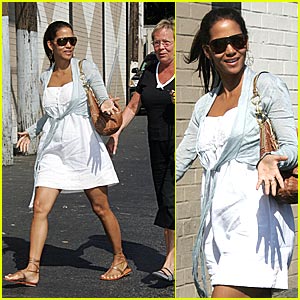 Halle Berry Goes Baby Superstore Shopping