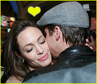 Brad Kisses Angelina @ 'Beowulf' Premiere