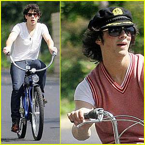 The Jonas Brothers are Bicycle Boys