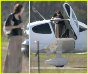 Pregnant Angelina Jolie is Flying High