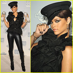 Rihanna Takes a Bow at MuchMusic