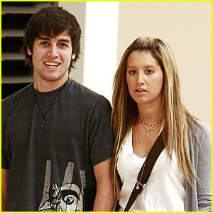 Ashley Tisdale is Mall-Manic
