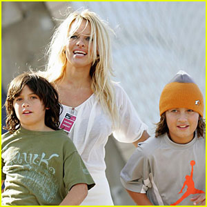 Pamela Anderson: Sons in Sydney!