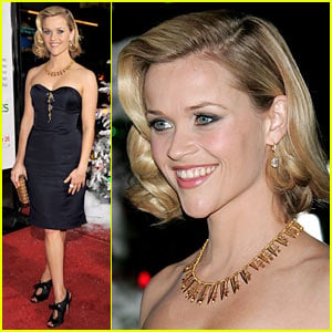 Reese Witherspoon Premieres 'Four Christmases'