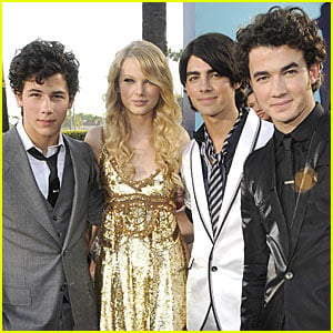 Taylor Swift Beats Jonas Brothers Record