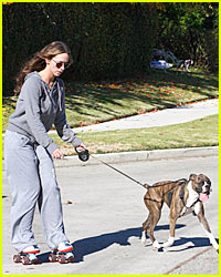Jennifer Love Hewitt: Roller-Skating Dog Walking!