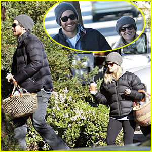 Reese Witherspoon & Jake Gyllenhaal Pack A Picnic