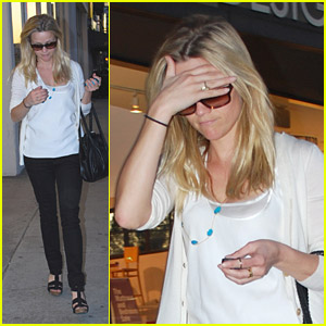 Reese Witherspoon is Looking For Linens