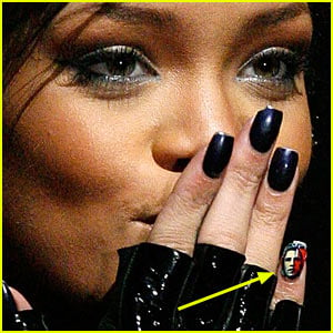 Rihanna Wears Obama On Her Fingernail