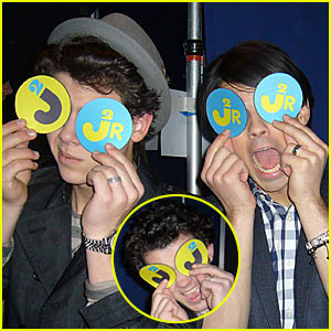 Jonas Brothers & Alec Baldwin's SNL Skit