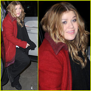 Kelly Clarkson Tapes 'Live With Regis & Kelly!'