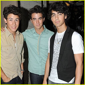 Free Jonas Brothers Concert -- TONIGHT!