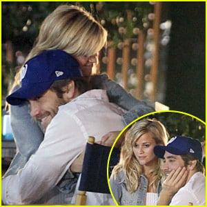 Reese Witherspoon & Jake Gyllenhaal Hug It Out