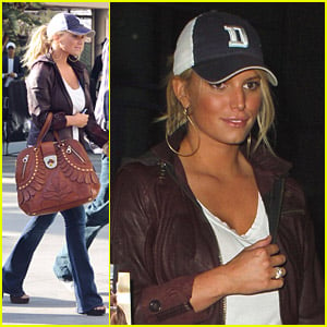 Jessica Simpson Lifts The Lakers