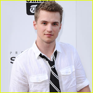 Freddie Stroma To Go Nude For Art!
