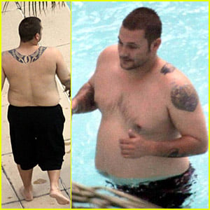 Kevin Federline Packs On The Pounds At The Pool