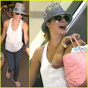 LeAnn Rimes Lands At The Airport